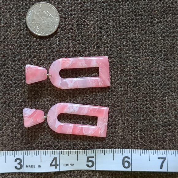 Pink Geometric Marbled Resin Dangle Stud Earrings - Picture 2 of 3